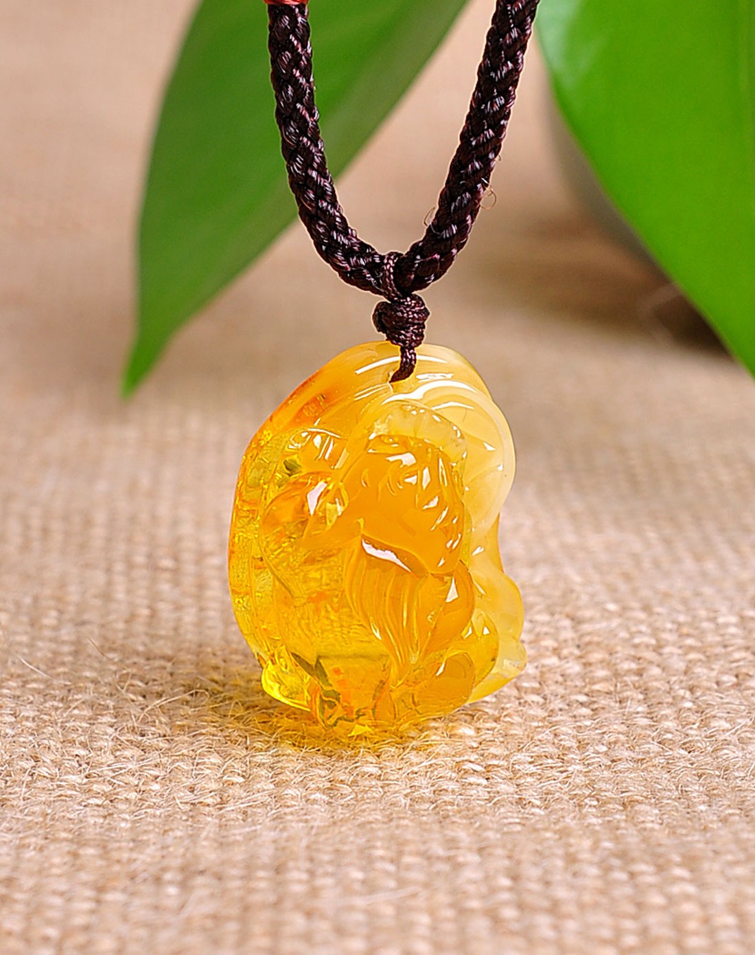 招财貔貅天然金珀项链附证书