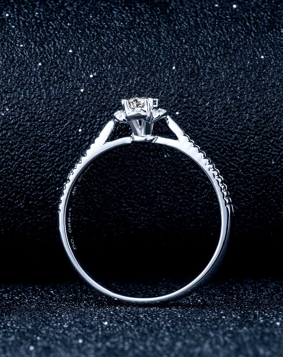 18k白金群镶四叶草豪华单钻戒指