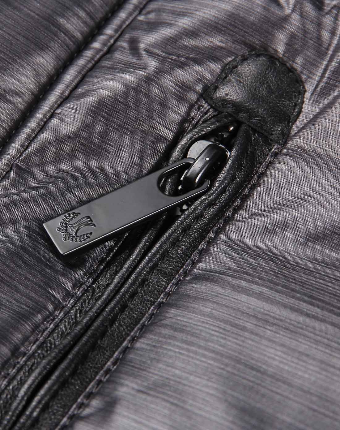 暗灰色休闲羽绒服