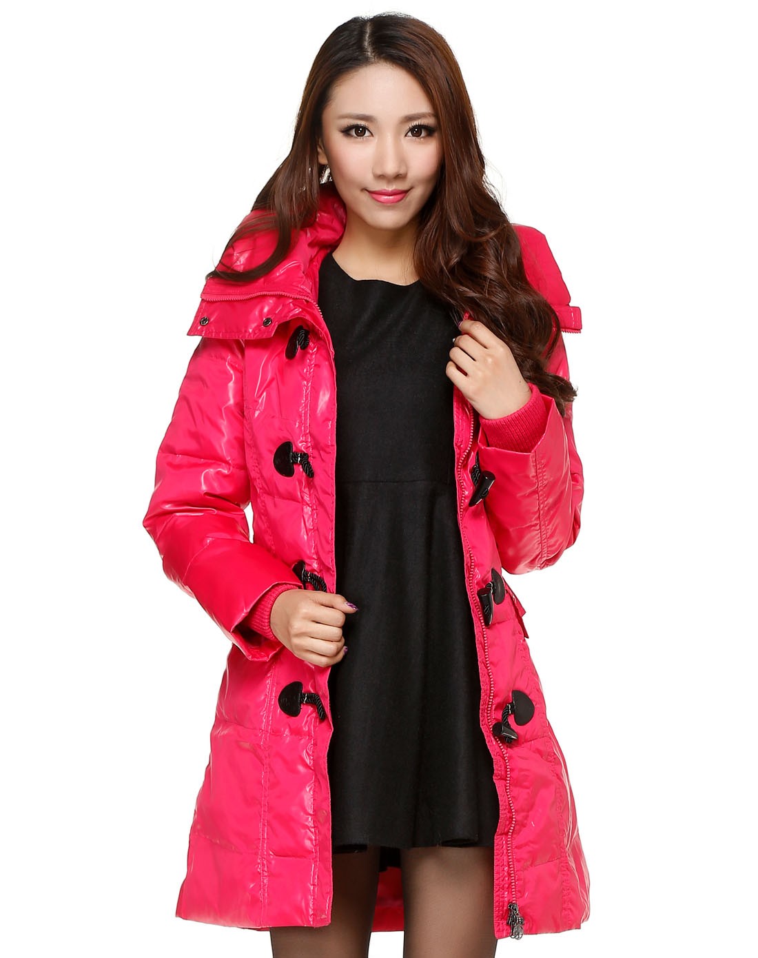玫红色连帽牛角排扣长袖中长款羽绒服