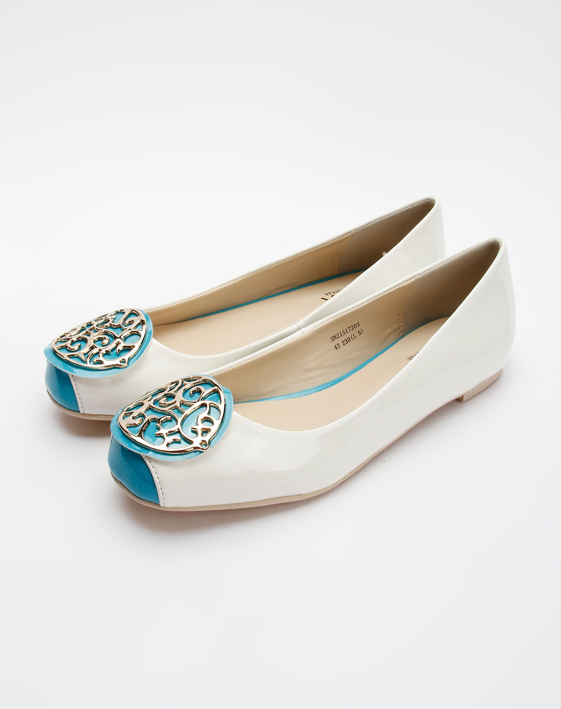 女款白色时尚平底鞋