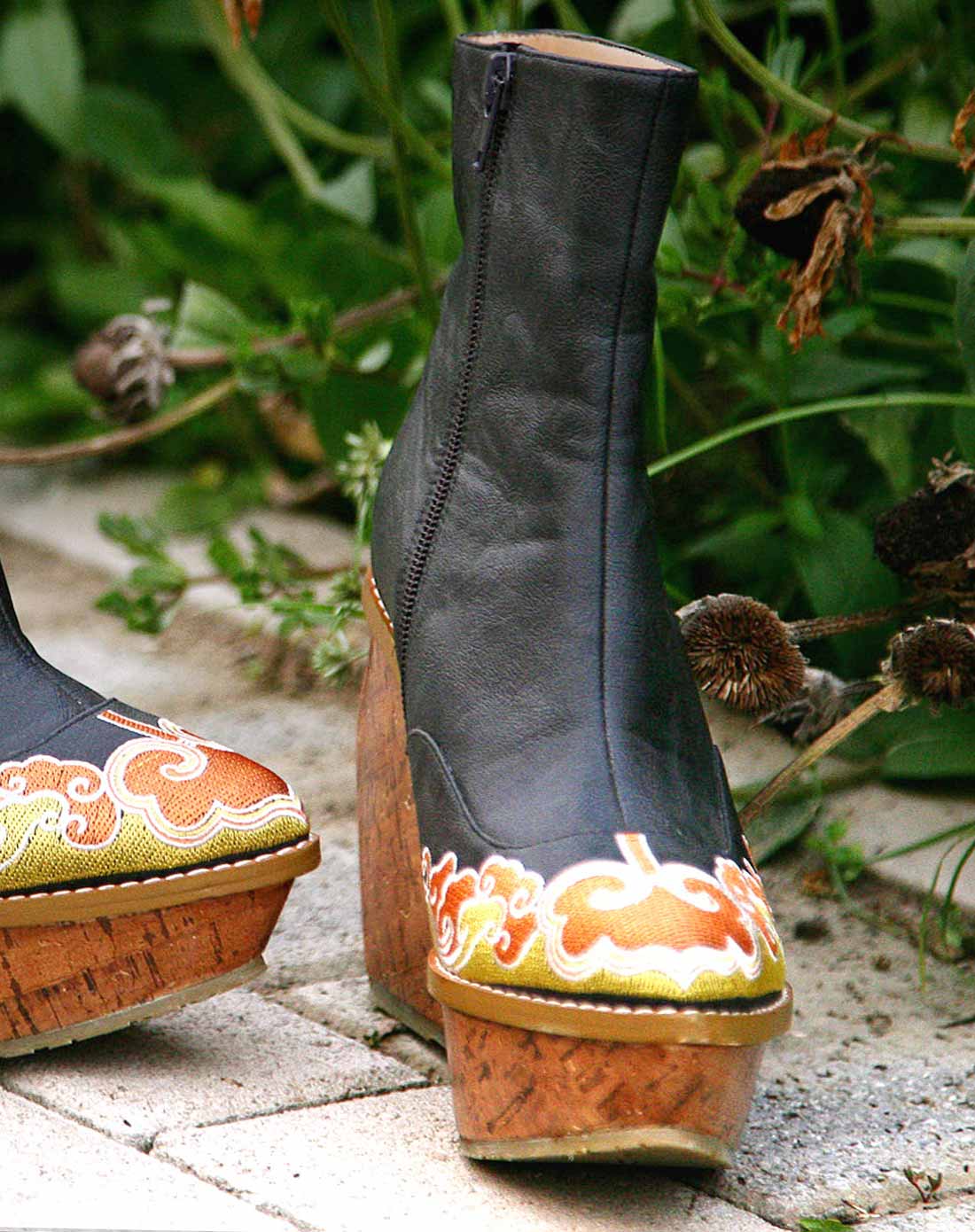 裂帛深咖底绣橘花靴子