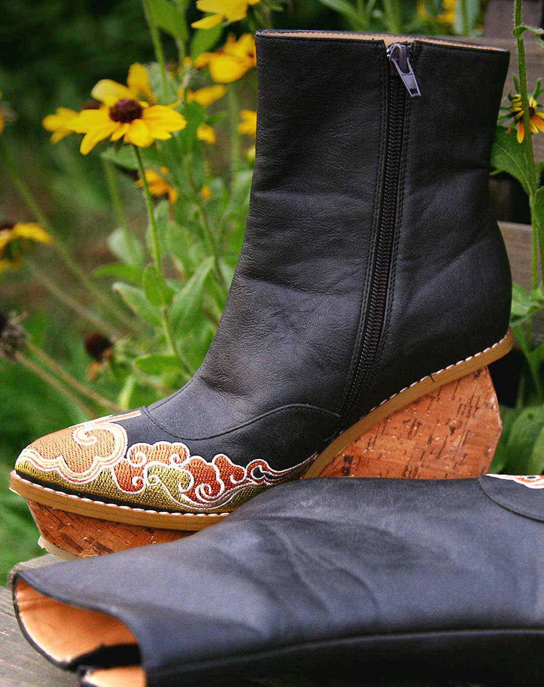 裂帛深咖底绣橘花靴子