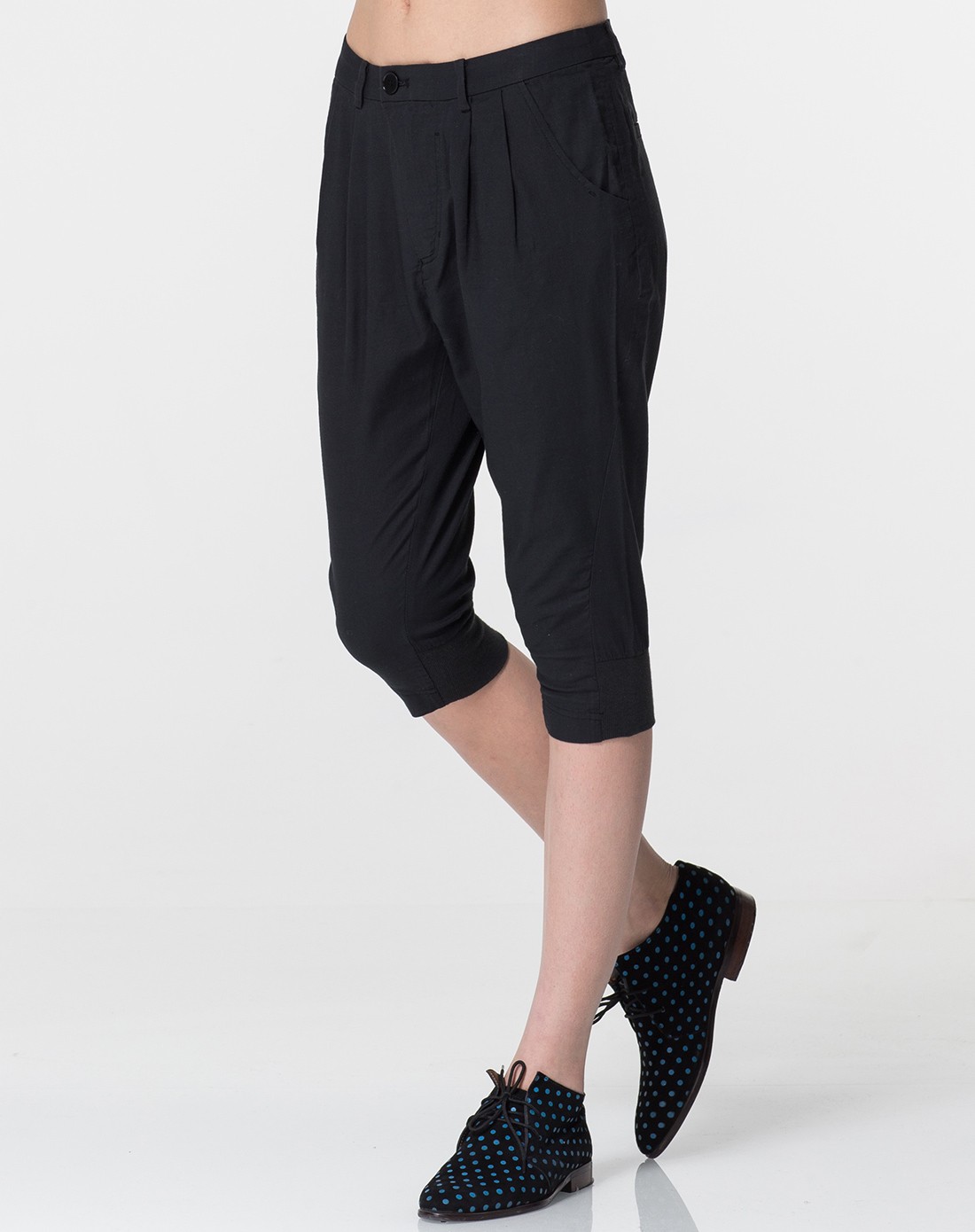 黑色简约休闲六分裤