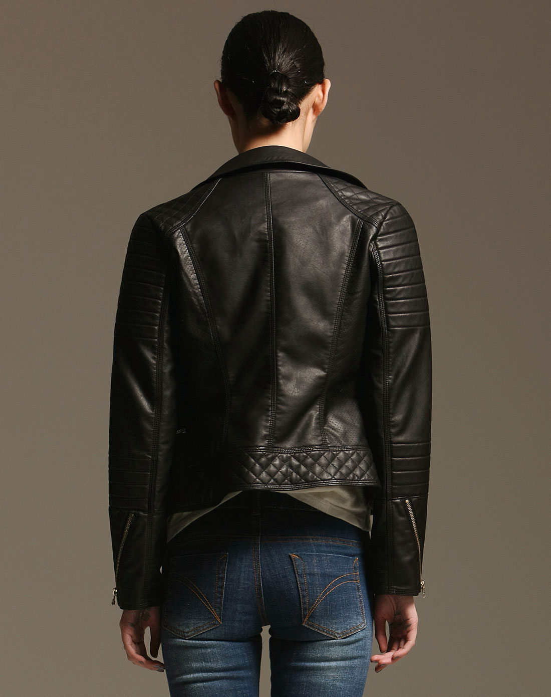 黑色斜拉链长袖时尚仿皮外套