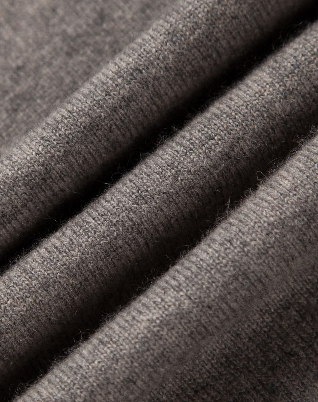 女式驼灰色半高领精纺100%纯羊绒衫