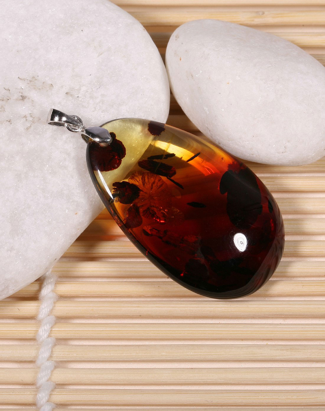 炫丽红花花珀吊坠