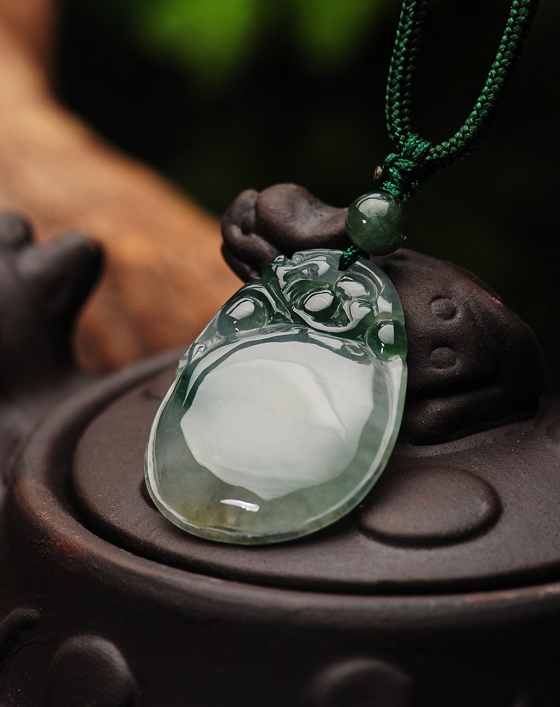 一品翠珠宝专场-冰种飘蓝花雕工精致小福牌天然a货翡翠吊坠(附国家级