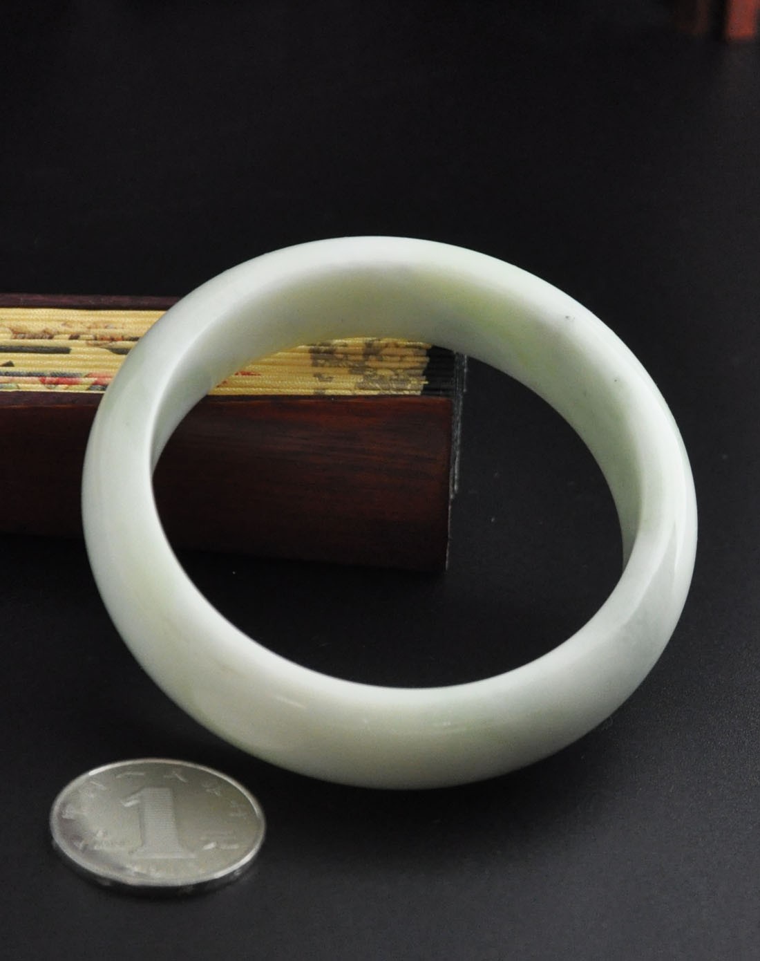 细腻糯种飘绿蓝田玉手镯