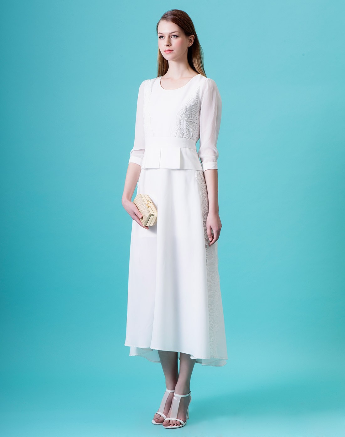 > 女款米白时尚圆领拼蕾丝连身长裙