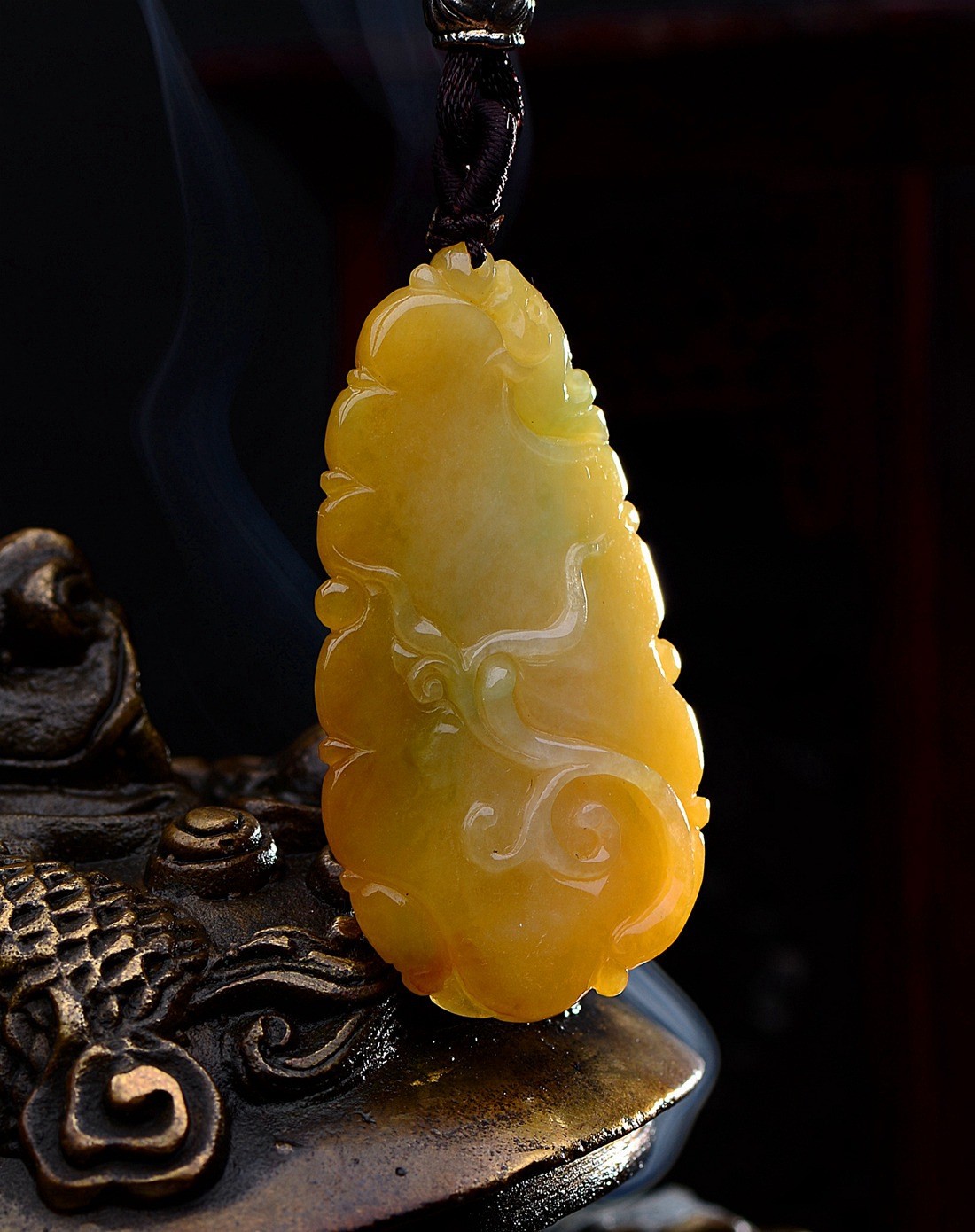 糯种黄翡均匀盈润莲年有余a货翡翠吊坠(附权威证书)