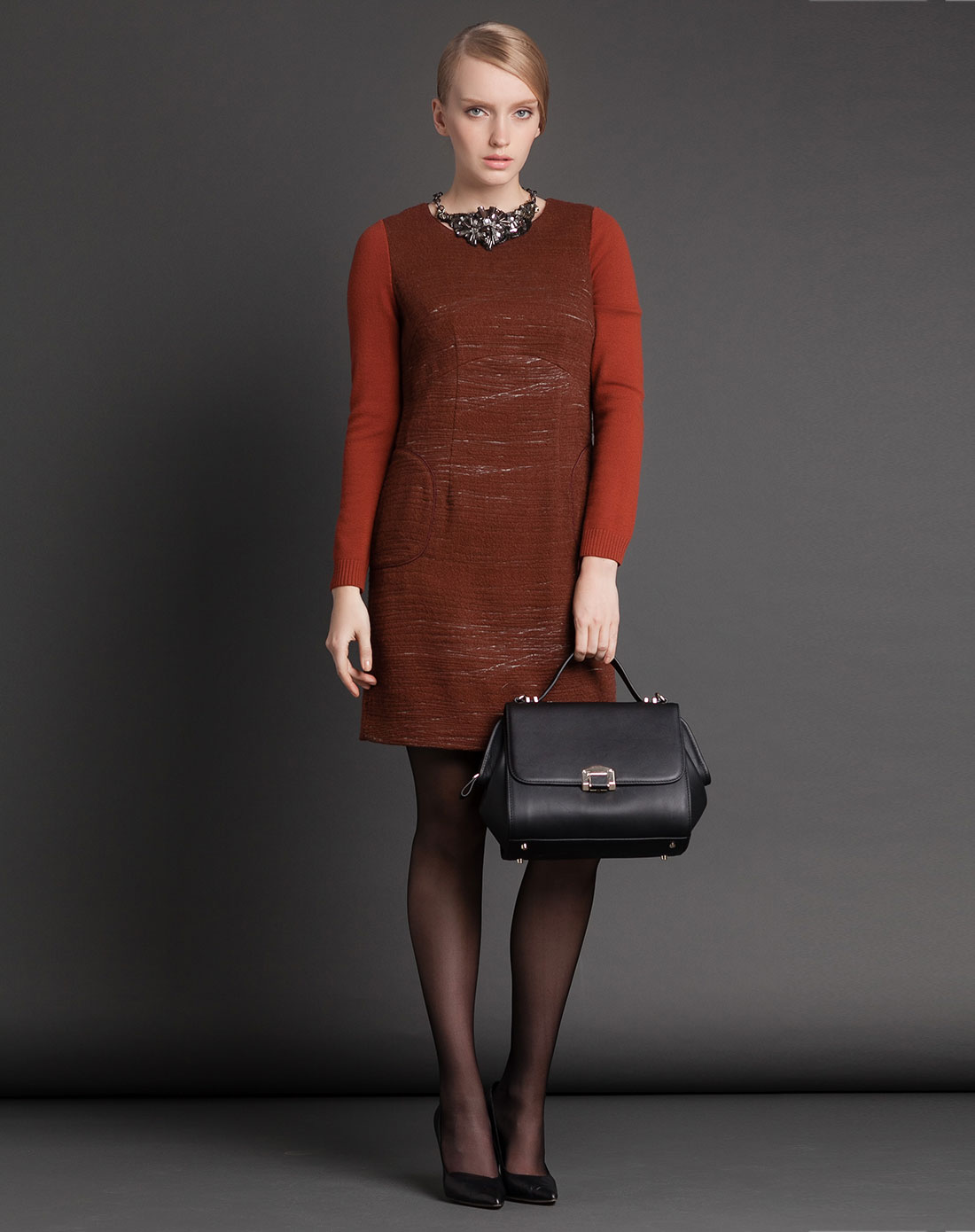 深红棕色简约圆领长袖针织连衣裙