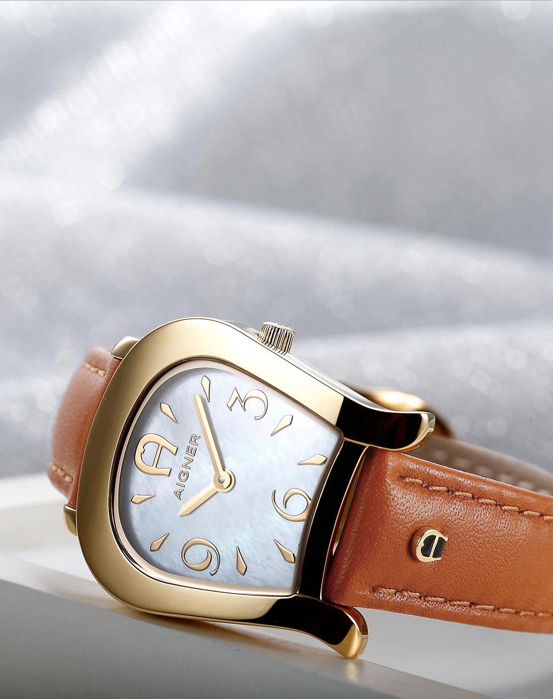 aigner 女款 瑞士原装时尚花瓣刻纹表盘石英手表 白色牛皮表带