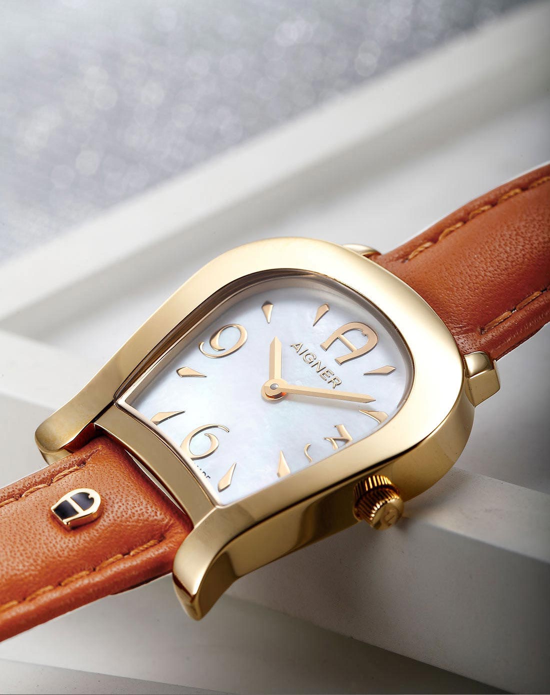 aigner 女款 瑞士原装时尚花瓣刻纹表盘石英手表 白色牛皮表带