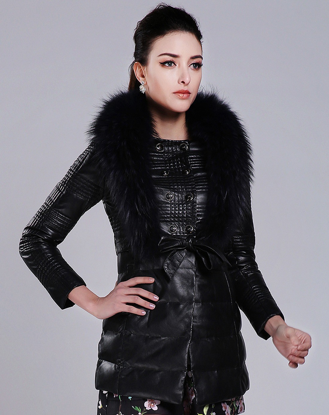女款黑色貉子毛领羽绒皮衣