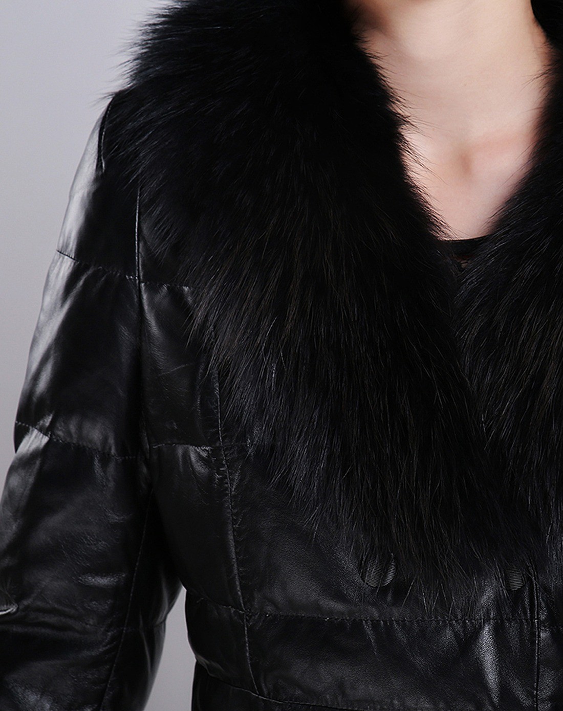 女款黑色貉子毛领长袖羽绒皮衣