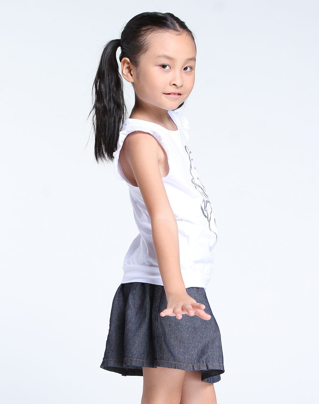 女童白色针织背心