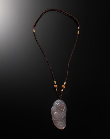 中性浅灰色天然玛瑙歪头佛项链(附证书)