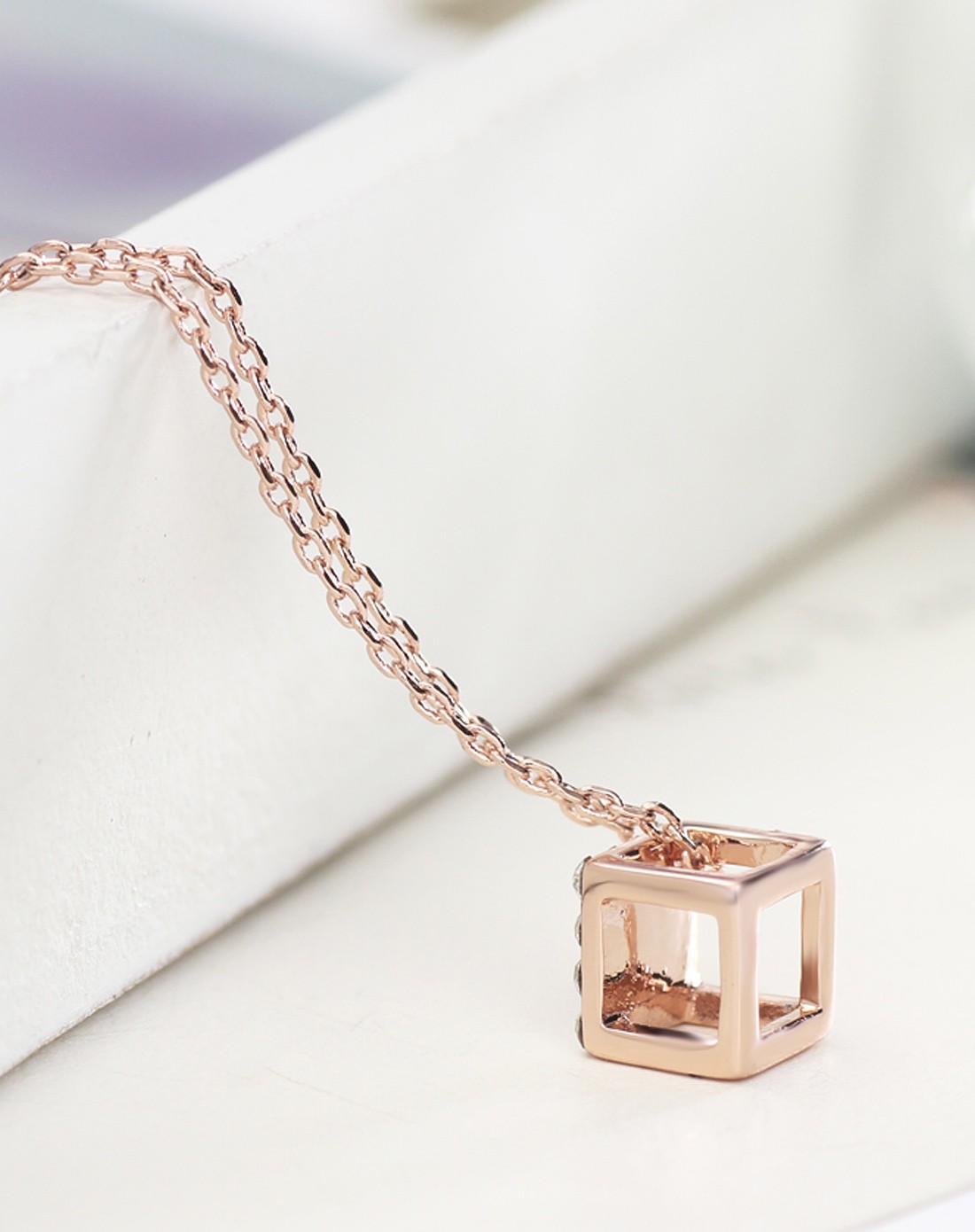 立体正方形全钻镂空时尚吊坠项链