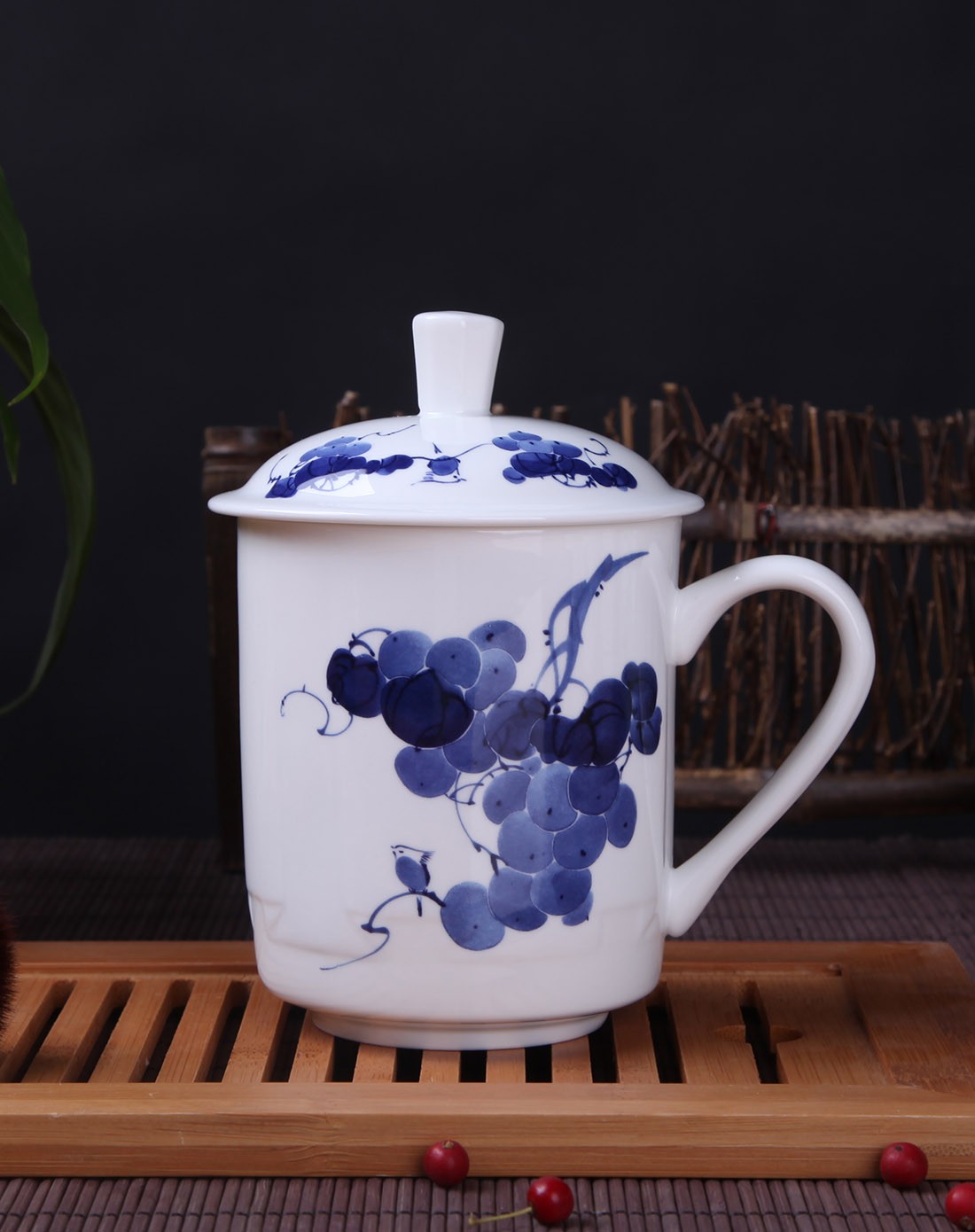 骨瓷青花大茶杯-硕果