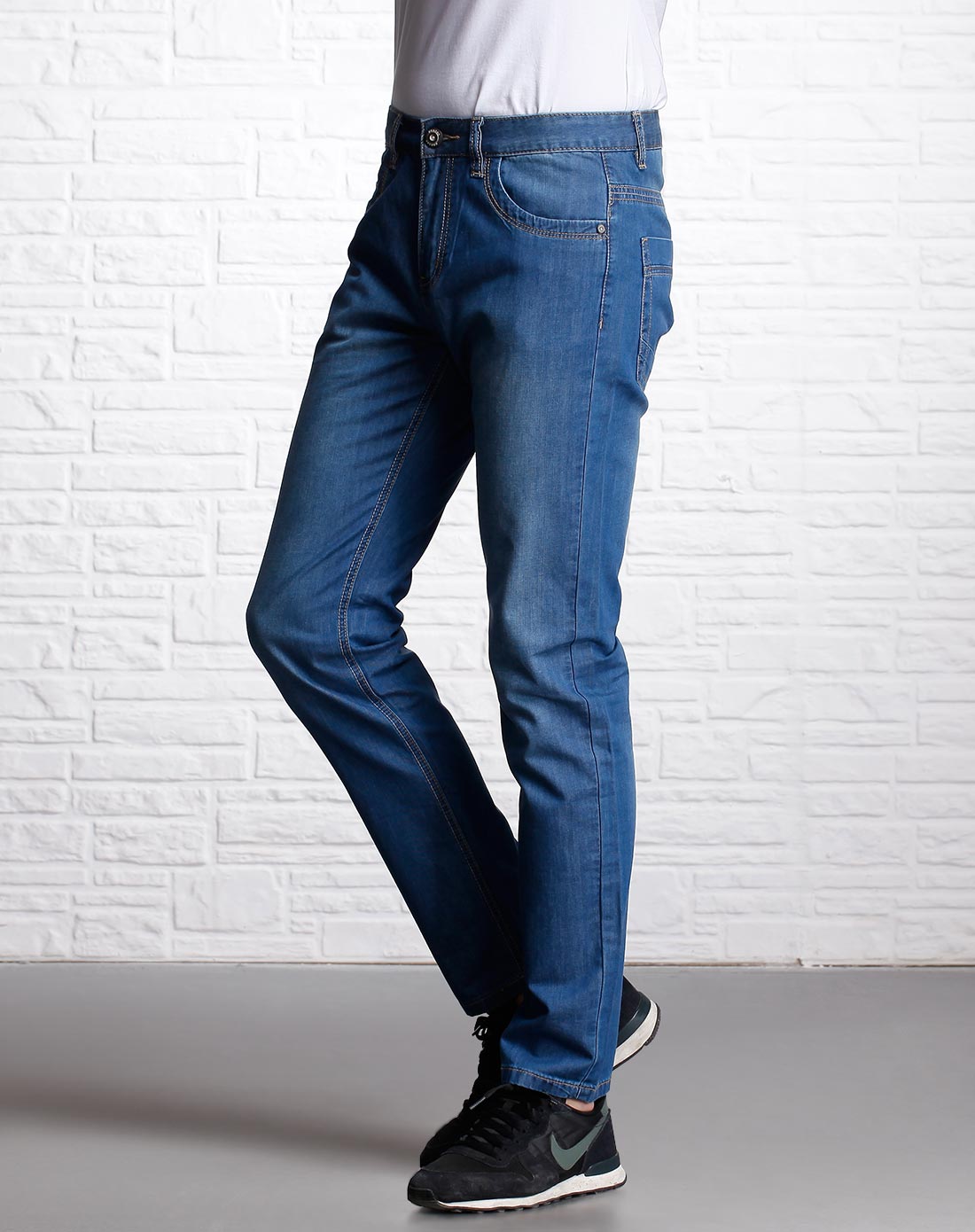 男款浅水蓝中低腰修身窄脚牛仔裤