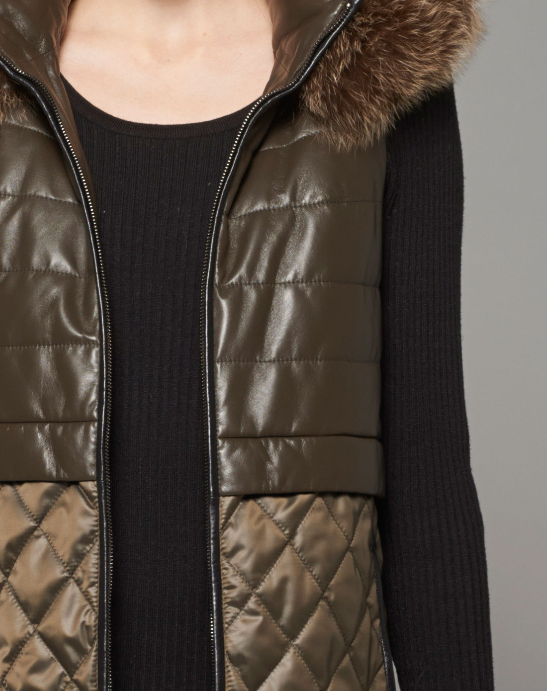 卡其色貉子毛带帽领绵羊皮拼面料绗棉马甲