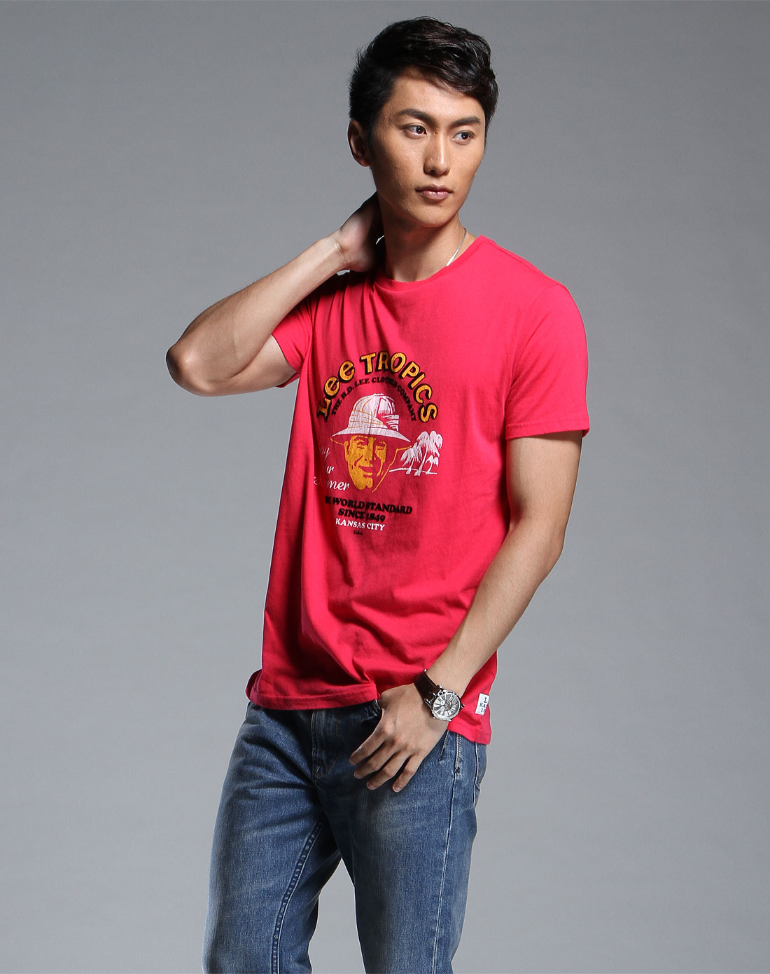 玫红色印字休闲短袖t恤