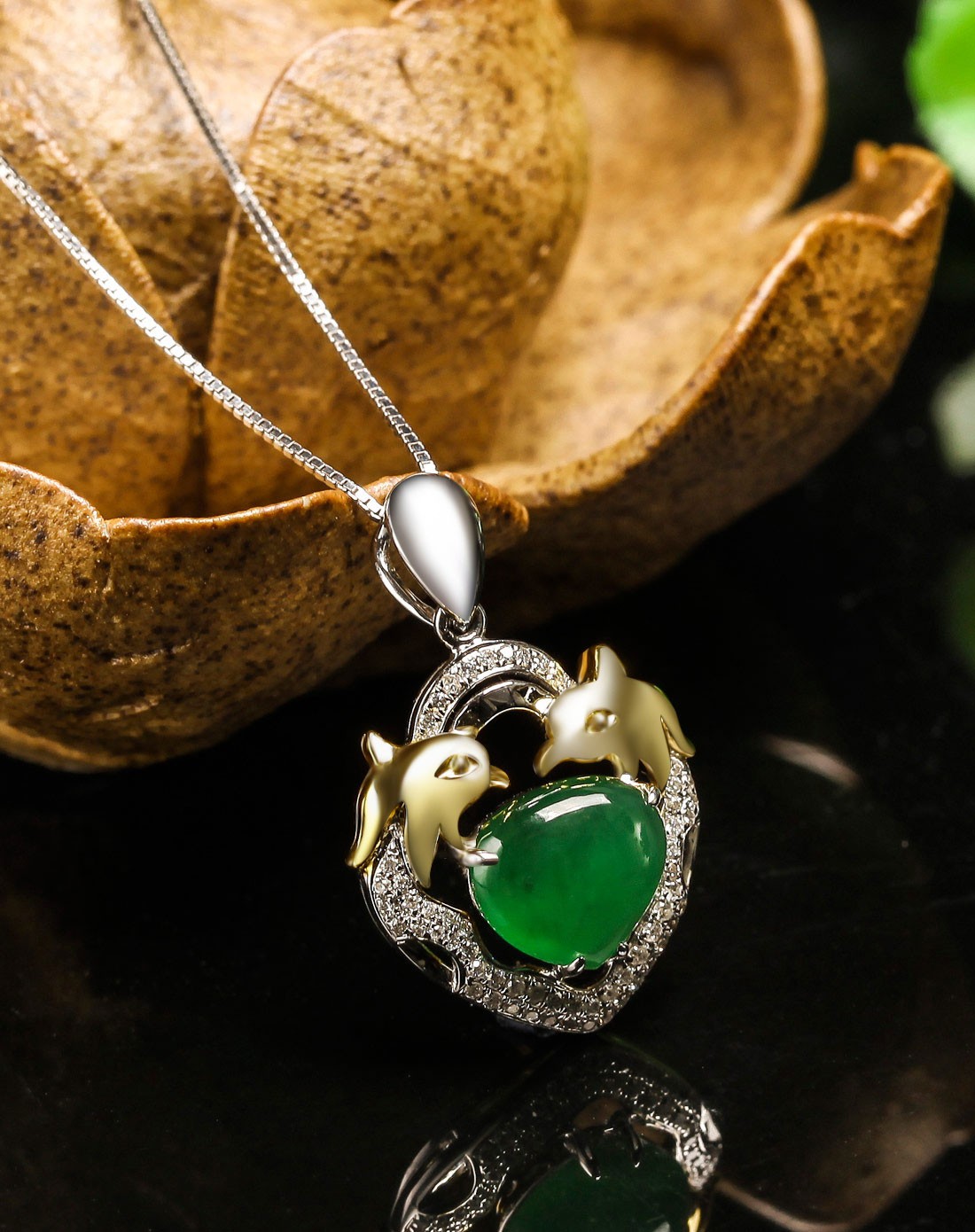 东方翡翠珠宝专场-正浓绿色a货翡翠戒面镶18k白金钻石(附国检证书)