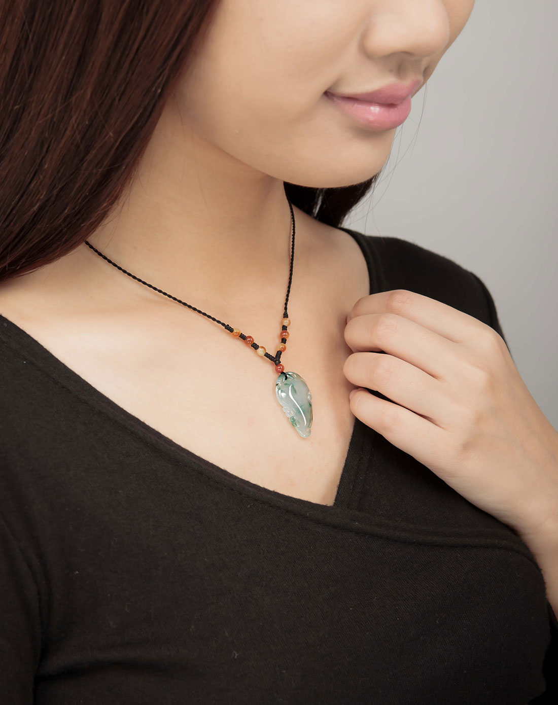 天然巧雕细腻飘蓝花招财椒翡翠吊坠(国家权威鉴定)