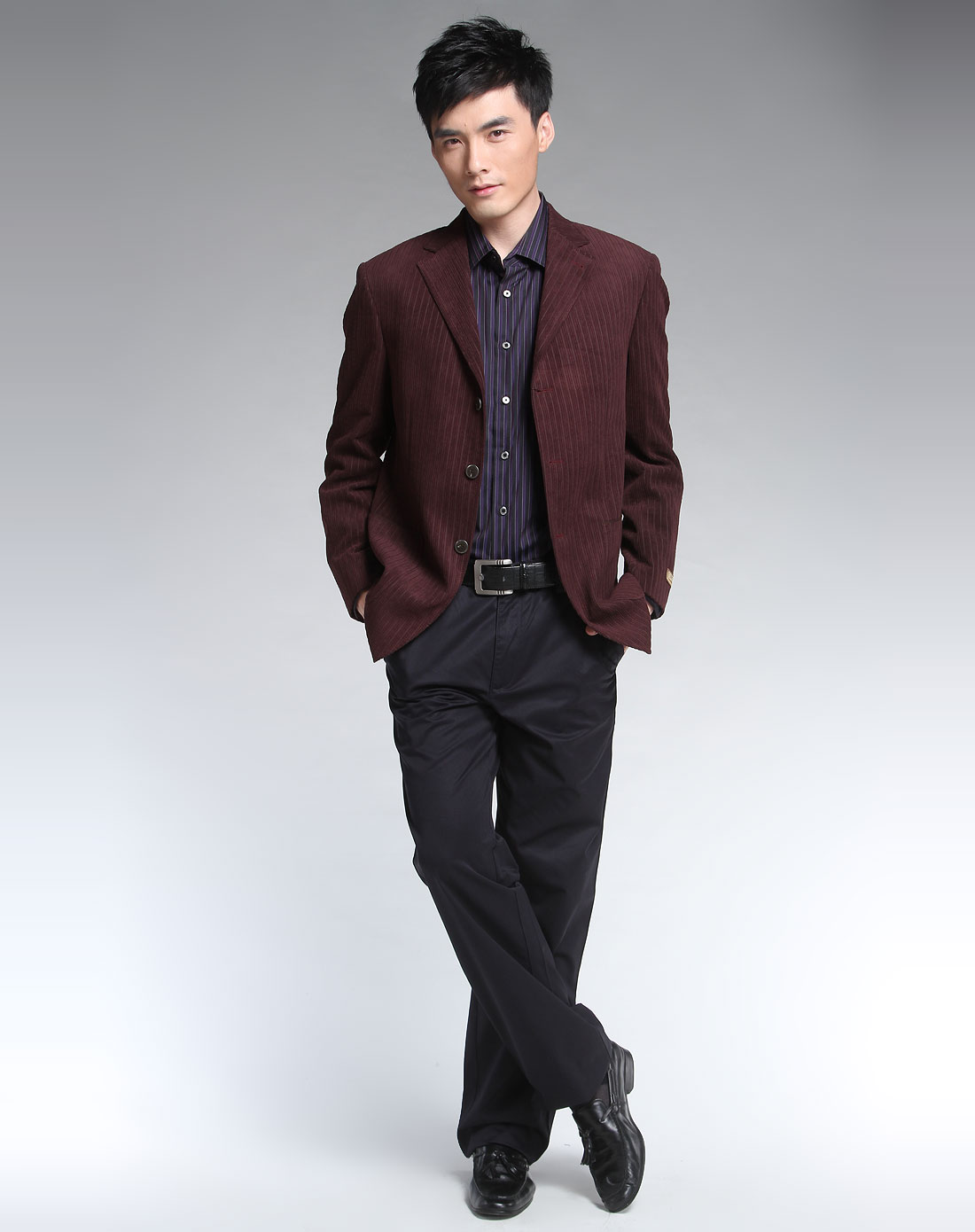 枣红色长袖西服