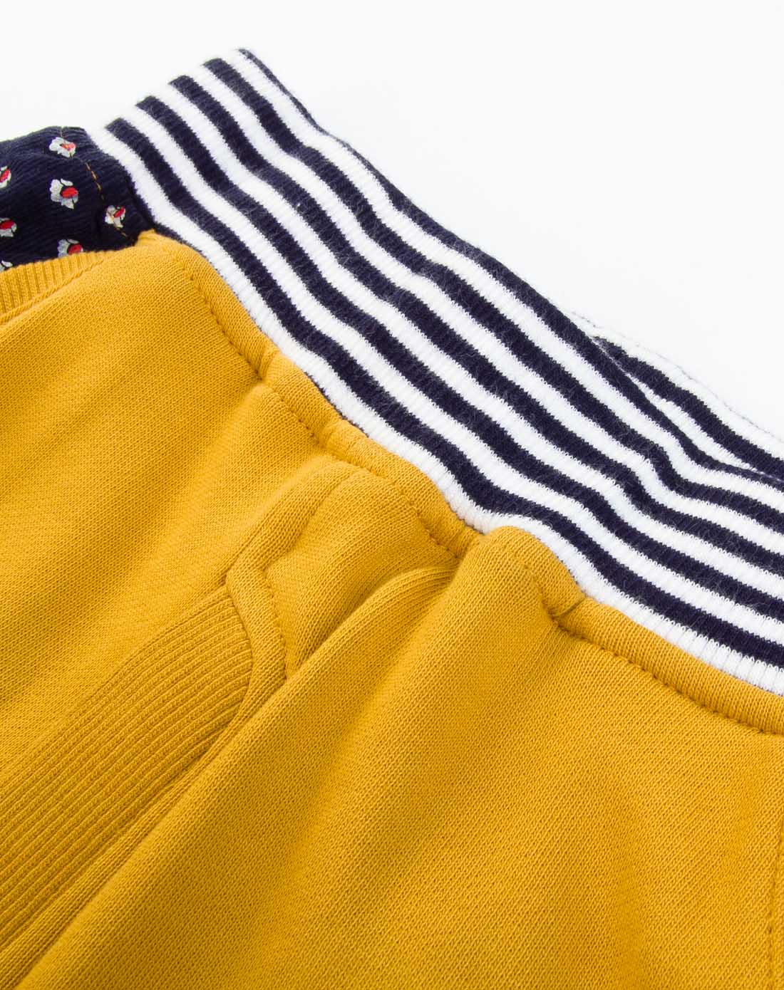 男童赭黄o型针织裤