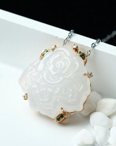 天然翡翠18k金镶嵌玫瑰吊坠
