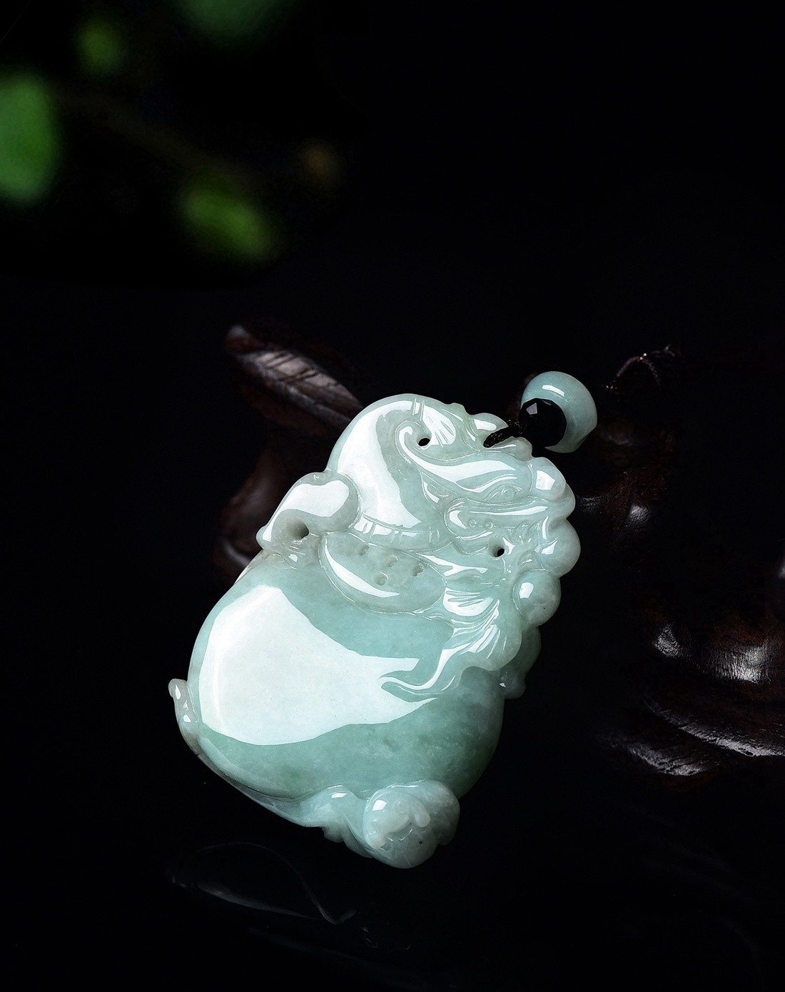 翠色欲滴俏雕冰糯种龙腾四海吊坠a货翡翠(附权威证书)