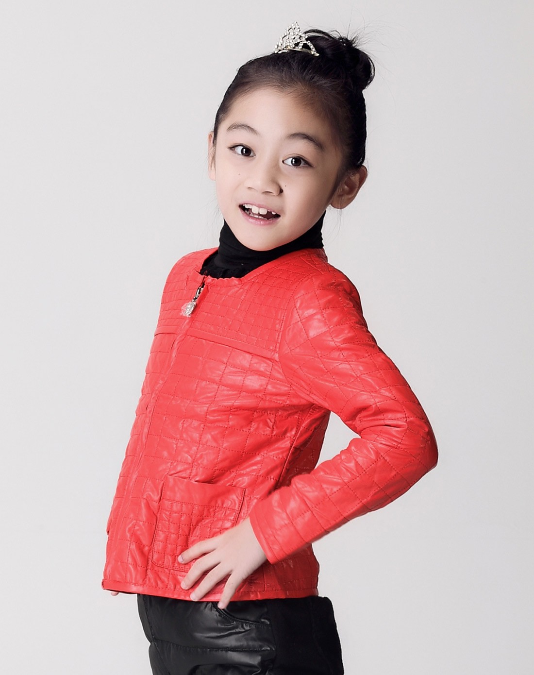 女童红色皮衣