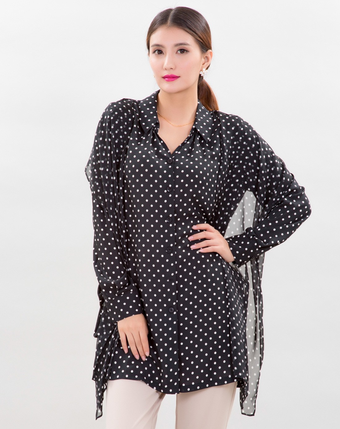 女款黑底白点西服领长袖上衣