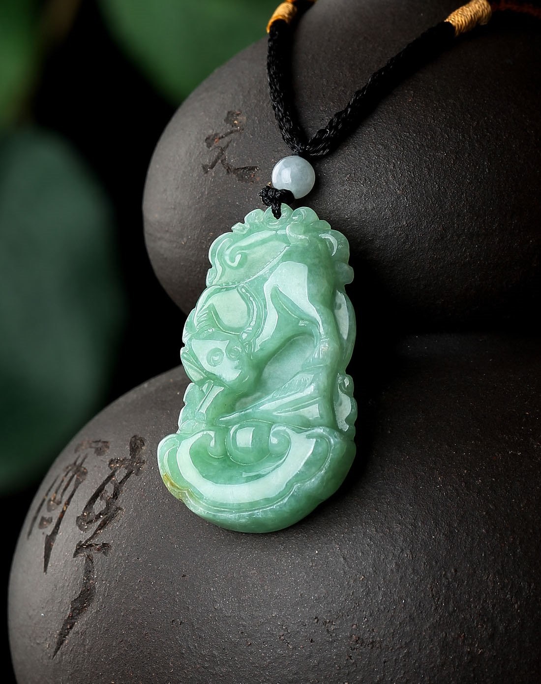 天然a货翡翠十二生肖-牛吊坠(附权威鉴定证书)