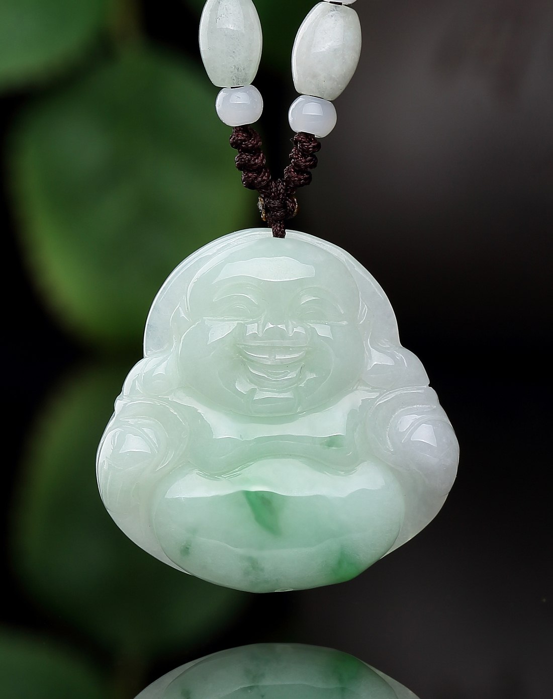 精雕细腻豆种俏色飘阳绿饱满开心佛公天然a货翡翠吊坠(附权威鉴定证书