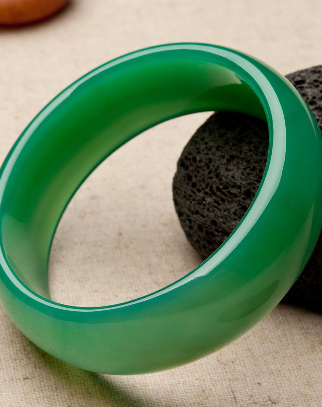 天然精品绿玛瑙翠绿满园手镯大号(国家权威证书)