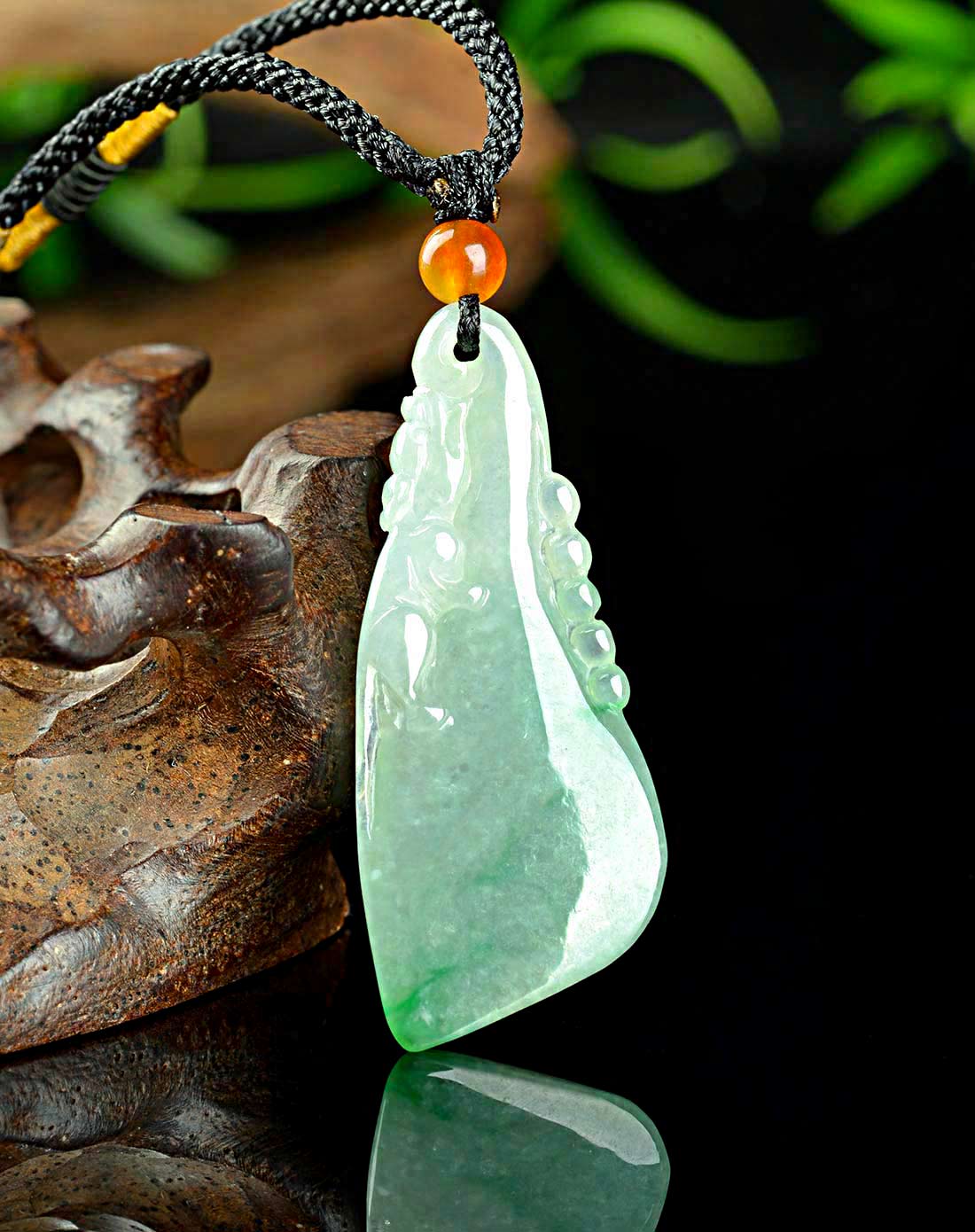 天然精品细腻绿底带翠福瓜硕果翡翠小吊坠(国家权威鉴定)