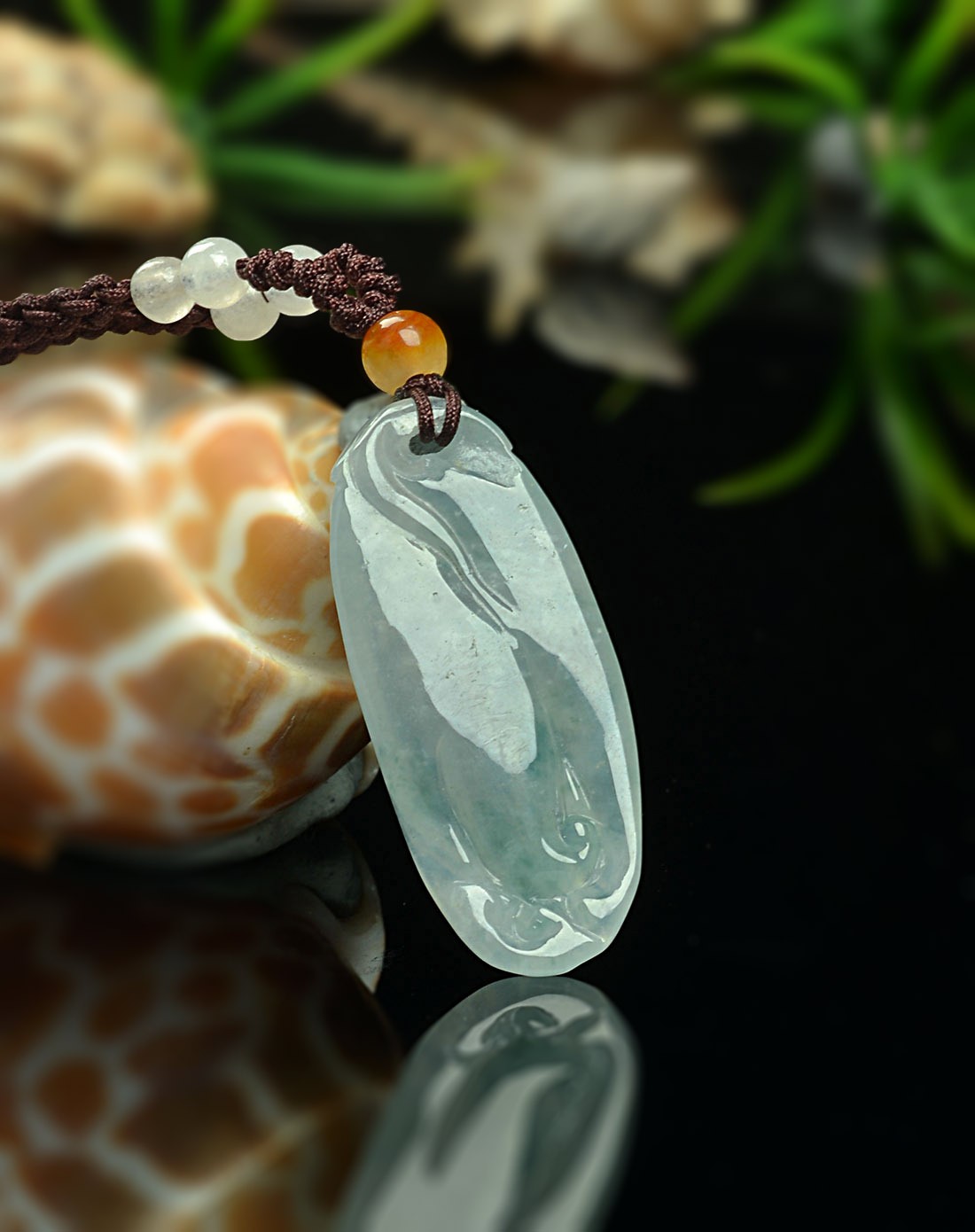 天然精致通透飘蓝花抓钱就手翡翠小吊坠(国家权威鉴定)