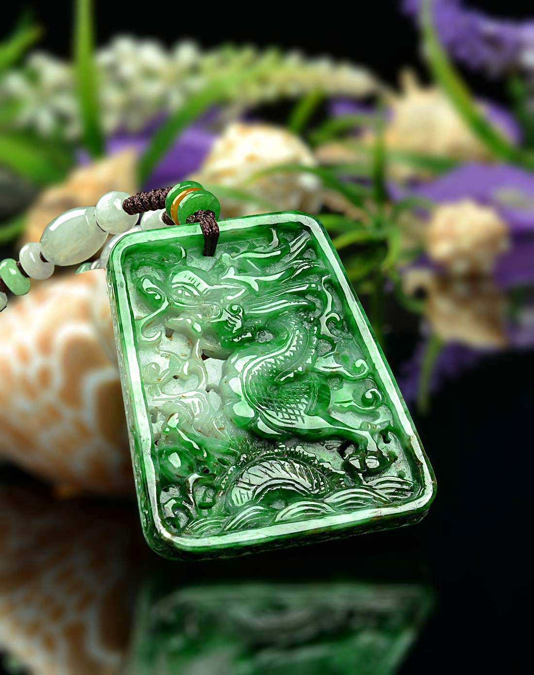 天然顶级精雕龙牌翠绿色祥龙献瑞翡翠挂件(国家权威鉴定)