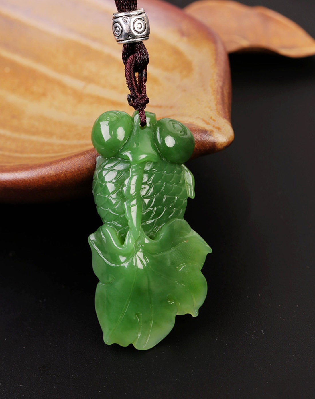 天然和田碧玉阳绿老料金鱼吊坠(附权威证书)