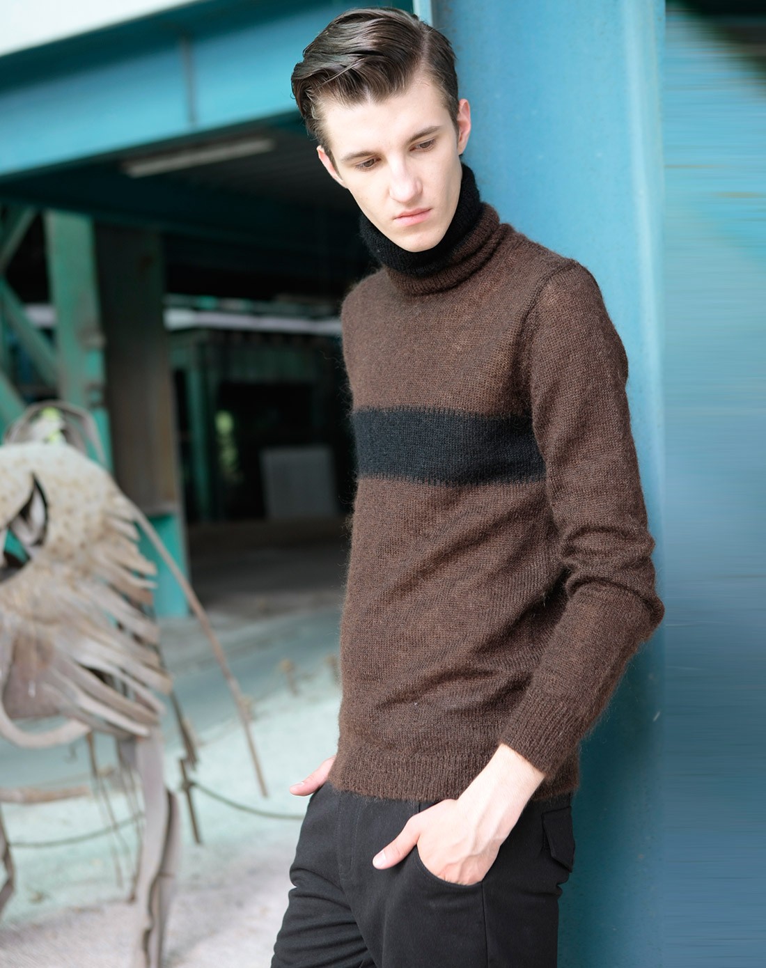 男咖啡色复古高领线条毛衣