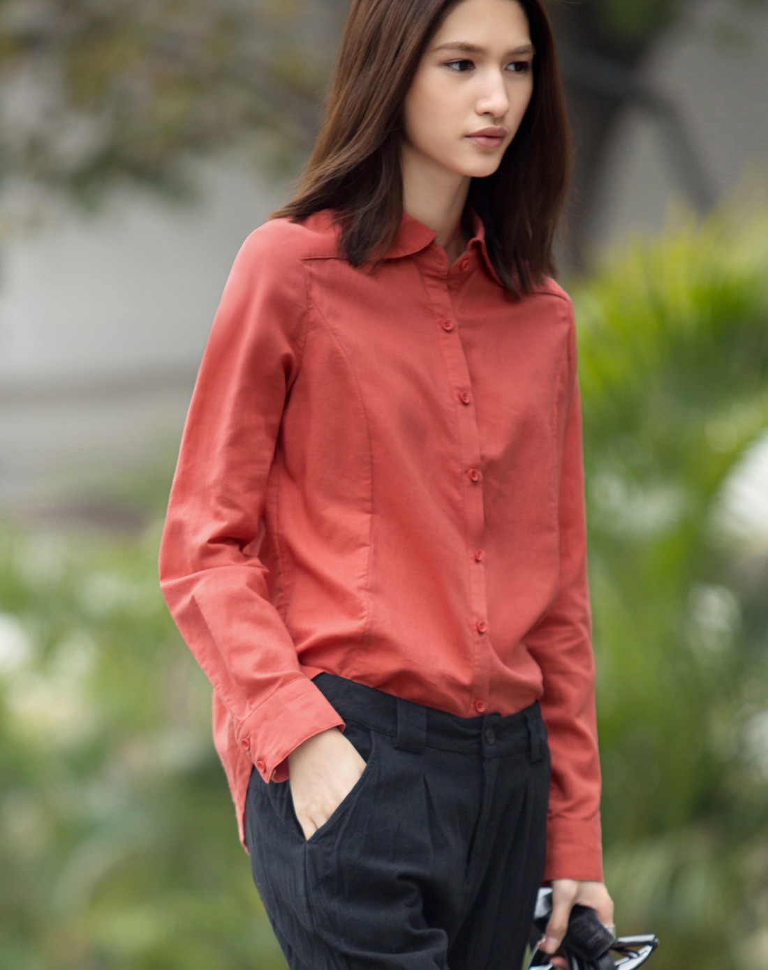 砖红苎麻混纺圆弧下摆长袖衬衫