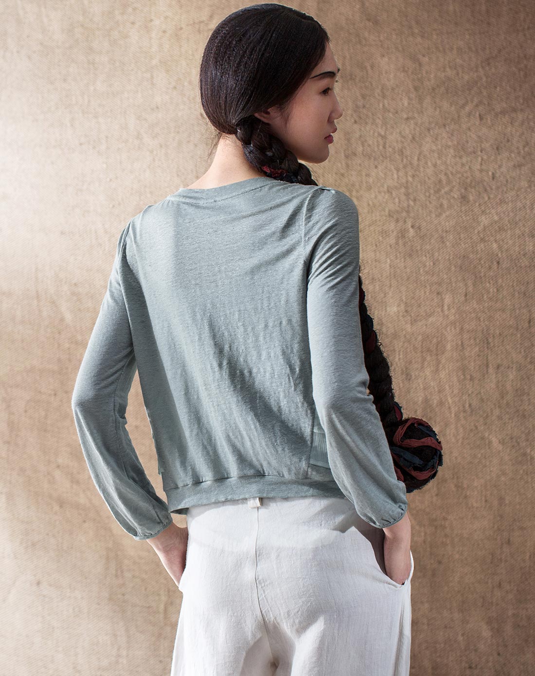 茵曼高端系列.湖水蓝亚麻针织衫