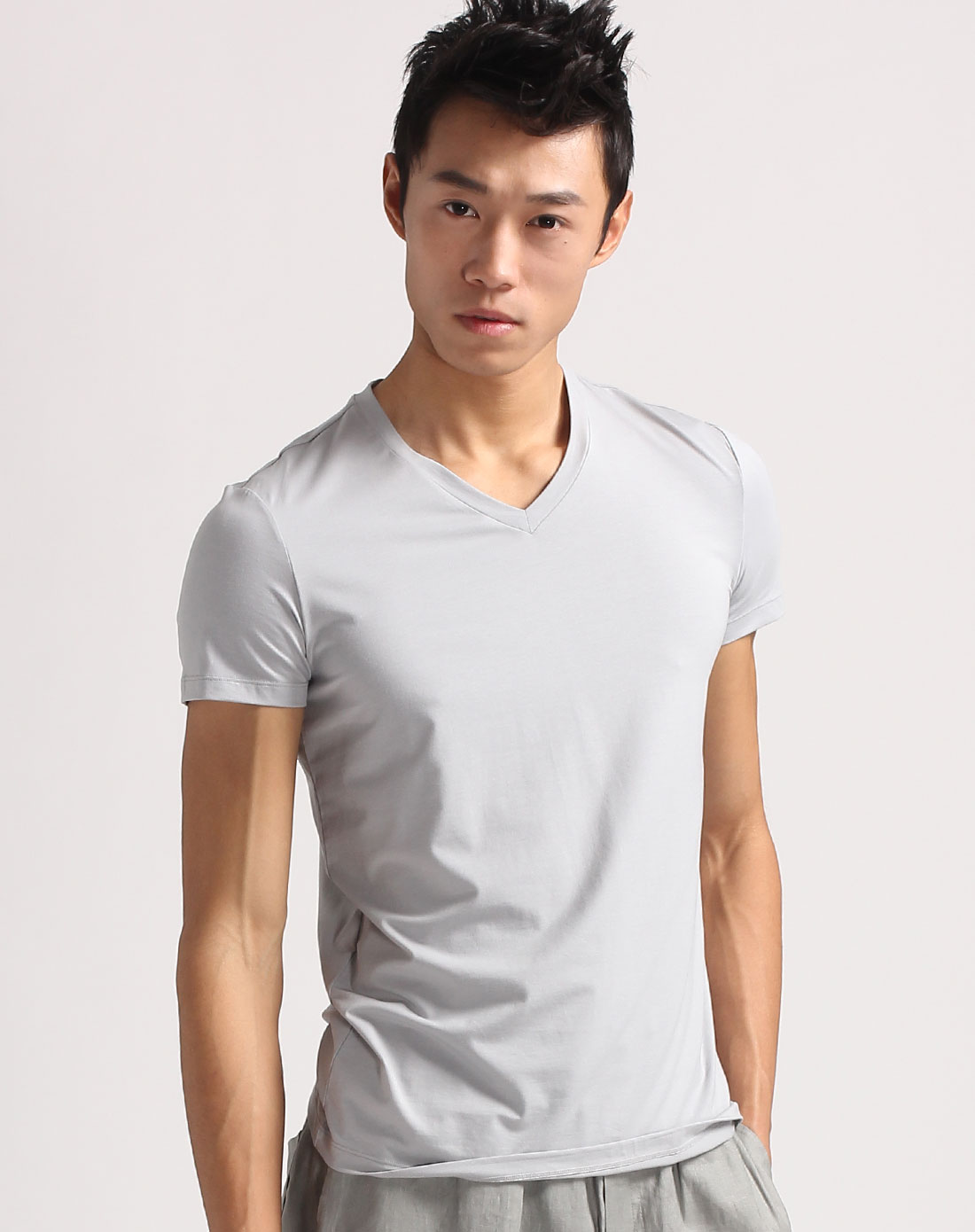 男款炭晶银色商务v领t恤