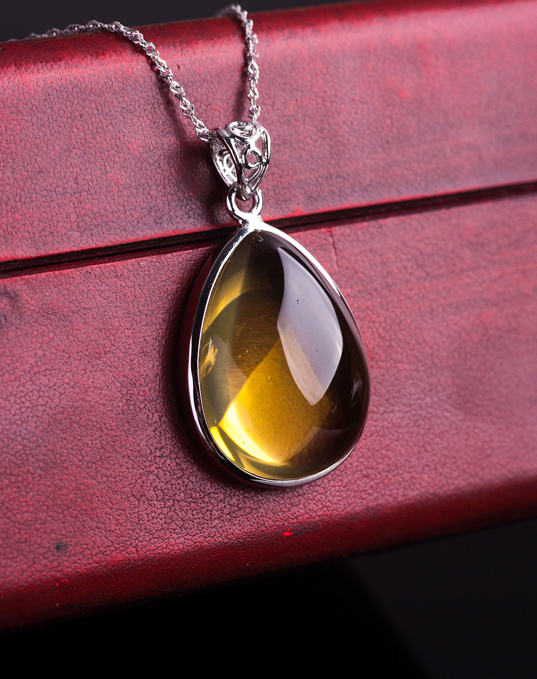 天然茶黄晶水滴吊坠