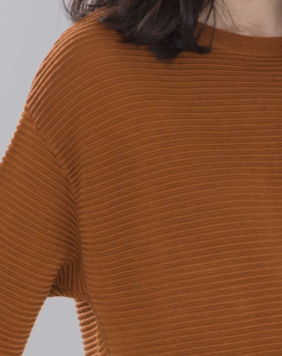 橙棕色横条织纹圆领针织连衣裙