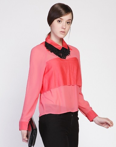 茜素红色短衬衫