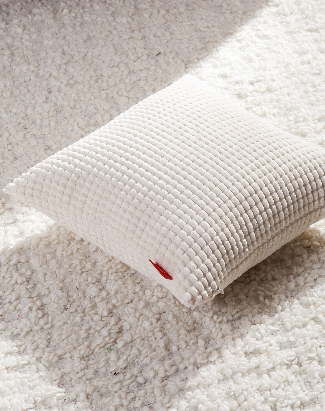 白色恬静靠垫/抱枕